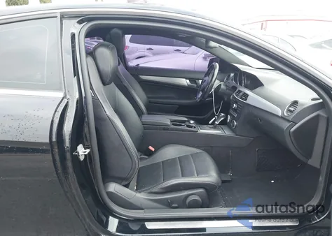 2014 Mercedes-Benz C 250 z USA, uszkodzony, nr VIN WDDGJ4HB4EG266988